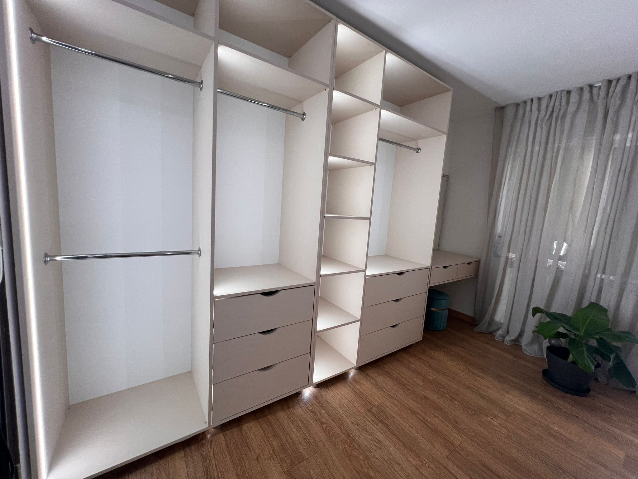 Dressing deschis realizat pentru un perete complet.