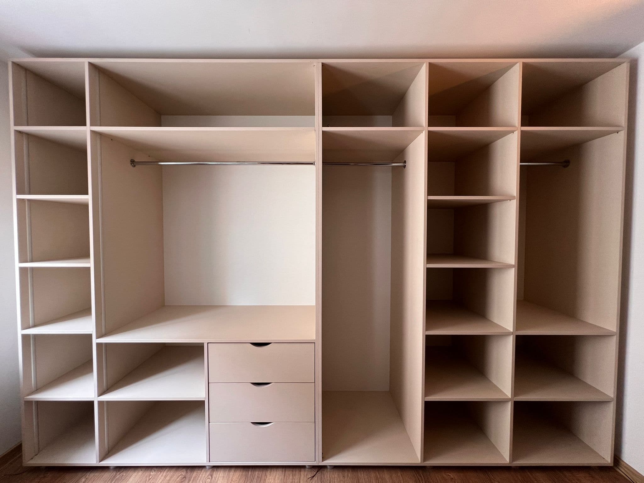 Dressing liniar deschis, văzut frontal în camera pentru care a fost proiectat.