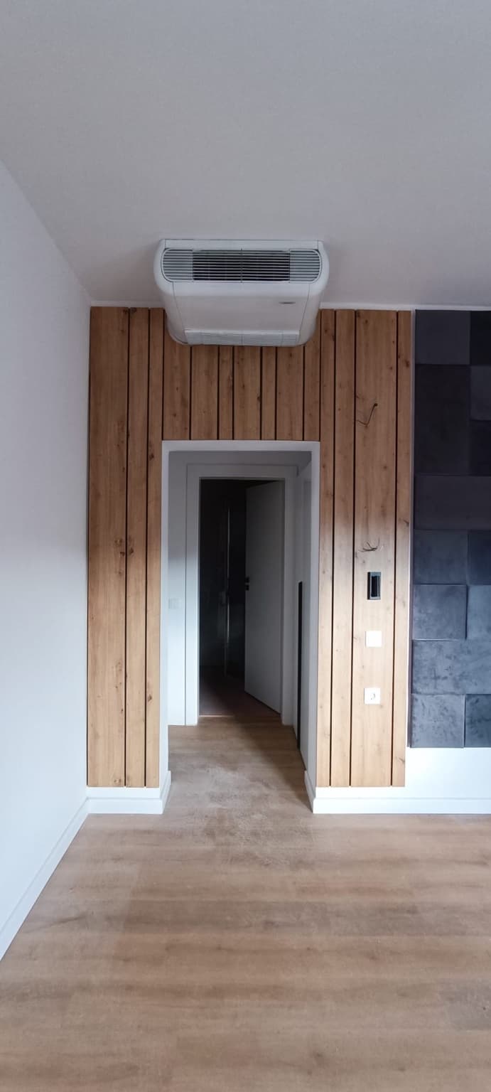 Detaliu de riflaje decorative pe perete.